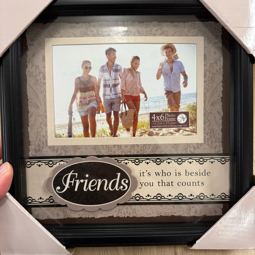 New in box! Friends’ frame w/ 4”x6” photo frame. Nice for college dorm,kids room